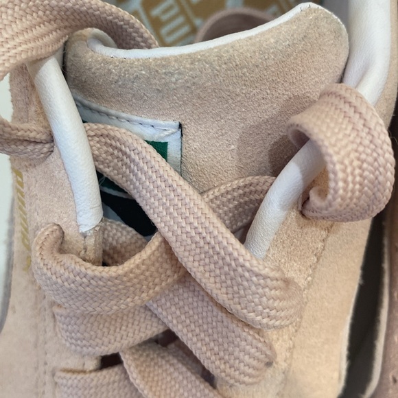 Puma  Suede Classic XXI sneakerin a light pink/peach color. - Picture 7 of 13